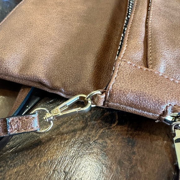 Ella Moda Luxe Crossbody Bag - Picture 8 of 8